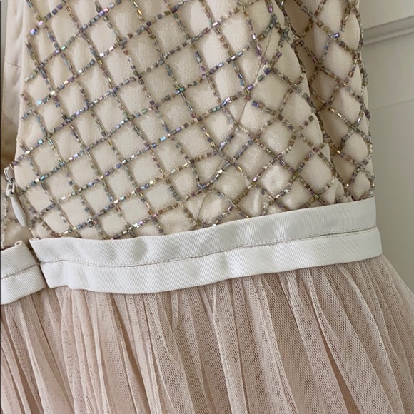 Needle and thread beaded and tulle gown - Picture 3 of 5